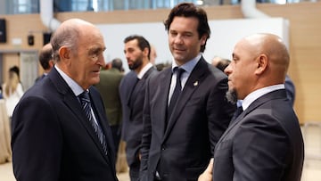 Pirri, presidente de honor del Madrid, Solari y Roberto Carlos.