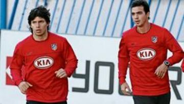 <b>ENTRE ALGODONES. </b>Agüero, Miguel y Heitinga corren suavemente en la sesión de entrenamiento de ayer en el Calderón.