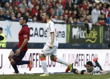 El jugador del Valencia Paco Alcacer (c) celebra el gol de su compañero Jonas Gonçalves ante Osasuna.