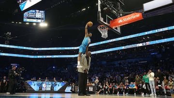 CHARLOTTE, NORTH CAROLINA - FEBRUARY 16: Hamidou Diallo #6 of the Oklahoma City Thunder dunks over Shaquille O&#039;Neal during the AT&amp;T Slam Dunk as part of the 2019 NBA All-Star Weekend at Spectrum Center on February 16, 2019 in Charlotte, North Carolina.   Streeter Lecka/Getty Images/AFP
 == FOR NEWSPAPERS, INTERNET, TELCOS &amp; TELEVISION USE ONLY ==
