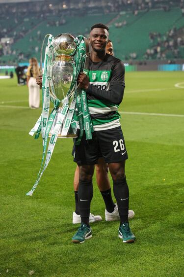 

El defensa de Costa de Marfil se ha asentado aún más en el campeón de Portugal. Un muro, antes para Amorim y ahora para Rui Borges, vinculado a los leones hasta 2027. La velocidad, presión y robo sobre el rival que despliega el africano sobre el césped hacen pensar que si un equipo quiere ficharlo tendrá que rascarse el bolsillo. Está valorado en 40 millones por Transfermarkt y apunta a ser un pelotazo en el mercado. Su 1,90 metros de altura ayudan al equipo ofensivamente en jugadas a balón parado y en defensa a la hora de cortar centros. En apenas tres años ha pasado de ser un desconocido en el filial del Midtjylland noruego a establecerse en un equipo Champions.