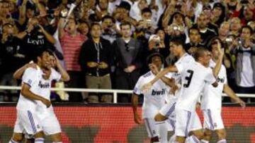 <b>LOS ÁNGELES DISFRUTÓ. </b>Los aficionados que acudieron al Rose Bowl quisieron inmortalizar la celebración del segundo gol del Madrid que marcó Higuaín.
