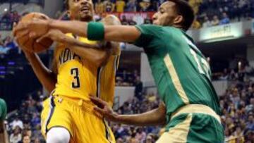 George Hill trata de superar a Evan Turner.