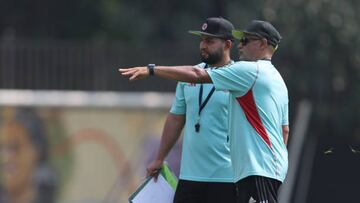 NAVI MUMBAI, INDIA - OCTOBER 14: Head coach Carlos Paniagua (R) of Colombia gestures during a training session ahead of their Group C match against China during the FIFA U-17 Women's World Cup 2022 at Yashwantrao Chavan Ground on October 14, 2022 in Navi Mumbai, India. (Photo by Joern Pollex - FIFA/FIFA via Getty Images)