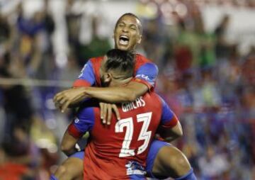 El delantero brasileño del Levante Deyverson Silva celebra el gol marcado ante el Eibar, el segundo del equipo, durante el partido de Liga de Primera División que se juega esta tarde en el estadio Ciutat de Valencia.
