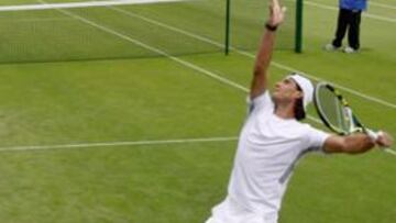 <b>PROBANDO. </b>Nadal efectúa un saque durante un entrenamiento con Feliciano en All England Club de Londres. El español puede evitar que Federer consiga el récord de títulos.