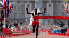 El kenaino Eliud Kipchoge, venciendo en la Marat&oacute;n de Londres del a&ntilde;o pasado. 