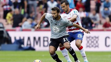 Bruno Gama conduce el balón ante Saunier durante el encuentro de Liga Santander entre el Granada y el Deportivo de la Coruña.