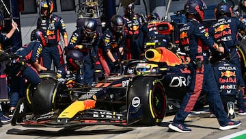 Formula One F1 - Hungarian Grand Prix - Hungaroring, Budapest, Hungary - July 23, 2023 Red Bull's Sergio Perez makes a pit stop during the race REUTERS/Marton Monus/Pool