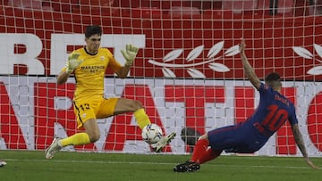 Bono le para a Correa un balón en el descuento.