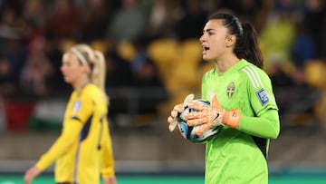 Wellington (New Zealand), 25/07/2023.- Goalkeeper Zecira Musovic (R) of Sweden in action during the FIFA Women's World Cup group G soccer match between Sweden and Italy in Wellington, New Zealand, 29 July 2023. (Mundial de Fútbol, Italia, Nueva Zelanda, Suecia) EFE/EPA/RITCHIE B. TONGO
