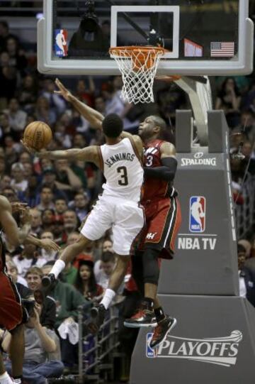 Brandon Jennings de los Milwaukee Bucks ante Dwyane Wade de Miami Heat.