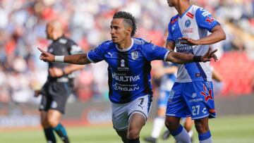 Camilo Sanvezzo celebra el primer gol en el triunfo de Quer&eacute;taro 2-1 ante Puebla en la jornada 13 del Clausura 2018 disputado en el Estadio Corregidora. 