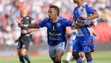 Camilo Sanvezzo celebra el primer gol en el triunfo de Querétaro 2-1 ante Puebla en la jornada 13 del Clausura 2018 disputado en el Estadio Corregidora.