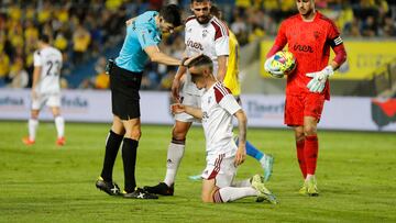 El árbitro Busquets Ferrer hace un gesto a Julio Alonso.