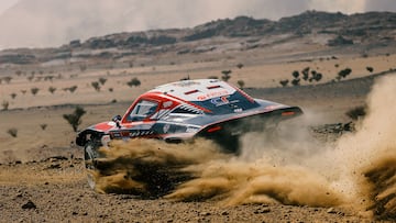 Mathieu Serradori y Loic Minaudier, del Century Racing Factory Team, en acción durante la etapa prólogo del Rally Dakar 2025.