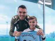 Pablo posa con Iago Aspas en la Ciudad Deportiva Afouteza.