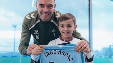 Pablo posa con Iago Aspas en la Ciudad Deportiva Afouteza.