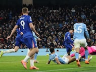 MANCHESTER (United Kingdom), 04/01/2026.- Enzo Fernandez of Chelsea scores the 1-1 goal during the English Premier League match between Manchester City FC and Chelsea FC, in Manchester, Britain, 04 January 2026. (Reino Unido) EFE/EPA/ADAM VAUGHAN EDITORIAL USE ONLY. No use with unauthorized audio, video, data, fixture lists, club/league logos, 'live' services or NFTs. Online in-match use limited to 120 images, no video emulation. No use in betting, games or single club/league/player publications.