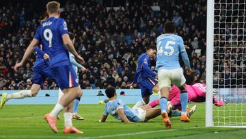 MANCHESTER (United Kingdom), 04/01/2026.- Enzo Fernandez of Chelsea scores the 1-1 goal during the English Premier League match between Manchester City FC and Chelsea FC, in Manchester, Britain, 04 January 2026. (Reino Unido) EFE/EPA/ADAM VAUGHAN EDITORIAL USE ONLY. No use with unauthorized audio, video, data, fixture lists, club/league logos, 'live' services or NFTs. Online in-match use limited to 120 images, no video emulation. No use in betting, games or single club/league/player publications.