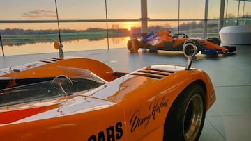 Dos coches de McLaren, uno cl&aacute;sico y el F1 de 2019, en Woking.