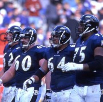 La línea ofensiva de los Ravens campeones del año 2000, contaba con jugadores como Mike Flynn, Jeff Mitchell Edwin Mulitalo o Jonathan Ogden.