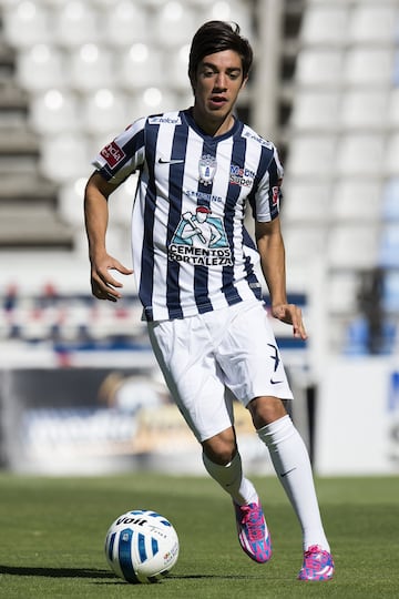 Junto con Lozano, armó un ataque temible, aunque no se fue a Europa (aún), se enfundó en la camiseta de Chivas donde se convirtió en ídolo luego de dos títulos de liga, uno de copa y una Concachampions.