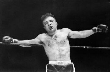 Jake LaMotta, 'Toro Salvaje', naci車 en Nueva York en 1921. Pele車 en 106 combates de los que gan車 83 (30 por KO). Su gran rival fue Sugar Ray Robinson, al que gan車 la segunda vez que se enfrentaron siendo el primer boxeador que consegu赤a vencerle.
El 16 de junio de 1949 consigui車 por KO el t赤?tulo mundial de los pesos medios ante Marcel Cerdan. En la tercera defensa del t赤tulo, el 14 de febrero de 1951, perdi車 ante Sugar Ray Robinson en una pelea que se bautiz車 como 'La matanza de San Valent赤n' debido a su crudeza. El 14 de abril de 1954 se subi車 al ring por 迆ltima vez.
Despu谷s de su retirada compr車 un club nocturno. Tras perderlo por diversos problemas legales inici車 una carrera como comediante.
La pel赤cula basada en su vida, Toro Salvaje, tuvo 8 nominaciones a los ?scar y se llev車 2 estatuillas (mejor montaje y mejor actor para Robert DeNiro).
En la imagen, 'La matanza de San Valent赤n?, en la que perdi車 el t赤?tulo mundial de pesos medios ante Sugar Ray Robinson.