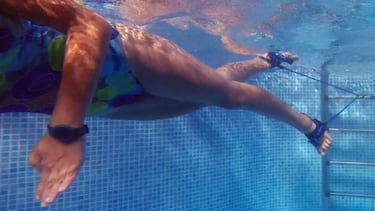 Nadathlon: así es la goma para nadar en una piscina pequeña