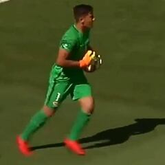 Así ataja Fierro, el Sub 17 que entrena con el plantel albo