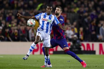 El jugador de la Real Sociedad, Isak, trata de controlar el bal¨®n ante el jugador del Barcelona, Gerard Piqu¨¦.