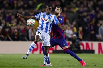 El jugador de la Real Sociedad, Isak, trata de controlar el balón ante el jugador del Barcelona, Gerard Piqué. 
 