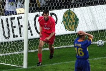 El Liverpool gan車 su 迆ltima UEFA en la temporada 2000-2001. En la antol車gica final se enfrent車 al Alav谷s, al que gan車 5-4 tras disputar la pr車rroga.
Makus Babbel anot車 el 1-0.