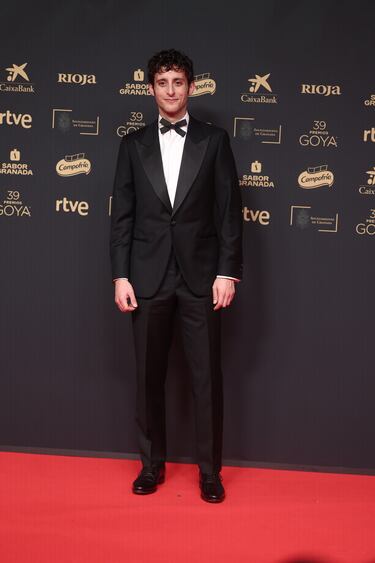 El actor Javier Pereira posa en la alfombra roja.