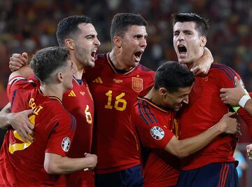 Los jugadores de España celebrando el gol de Morata.