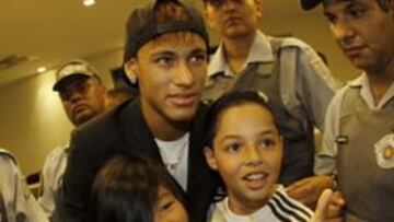 <b>¡POSÓ CON UN MADRIDISTA! </b>En un gesto premonitorio, Neymar no tuvo reparos en fotografiarse con un aficionado del Madrid.