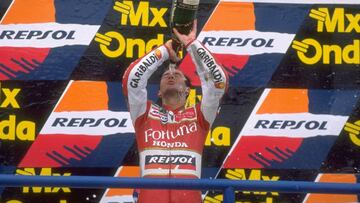 Alberto Puig en el podio del GP de España tras su victoria el 7 de mayo de1995.