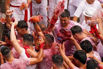 Los asistentes se empapan de vino para celebrar el "Chupinazo" el cual marca el inicio oficial de las Fiestas de San Fermín en la Plaza Consistorial, frente al Ayuntamiento de Pamplona.