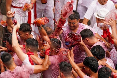 Los asistentes se empapan de vino para celebrar el "Chupinazo" el cual marca el inicio oficial de las Fiestas de San Fermín en la Plaza Consistorial, frente al Ayuntamiento de Pamplona.