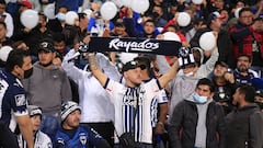 AME6726. PACHUCA (MÉXICO), 20/10/2022.- Los aficionados de Rayados de Monterrey animan ante Pachuca, durante el partido de ida de la semifinal del torneo Apertura 2022 de la Liga MX hoy, en el estadio Hidalgo de la ciudad de Pachuca (México). EFE/David Martínez Pelcastre
