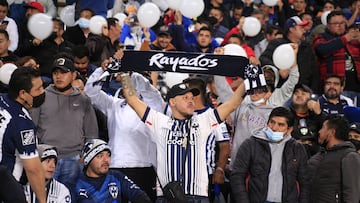 AME6726. PACHUCA (MÉXICO), 20/10/2022.- Los aficionados de Rayados de Monterrey animan ante Pachuca, durante el partido de ida de la semifinal del torneo Apertura 2022 de la Liga MX hoy, en el estadio Hidalgo de la ciudad de Pachuca (México). EFE/David Martínez Pelcastre
