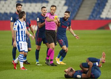 Falta de Le Normand a Lemar centrocampista del Atlético de Madrid.
