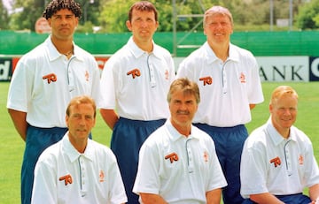 Franklin Edmundo Rijkaard fue uno de los centrocampistas más versátiles, técnicos y talentosos (le llamaban ‘el cometa’) en los 80 y 90. Miembro del ‘Clan de los holandeses’, formado por sus amigos y compatriotas Marco van Basten y Ruud Gullit y que militaron en el Milán de finales de los 80 campeones de Europa. Tras su etapa milanista volvió al Ajax en el que se había formado desde 1980 hasta 1987, año en el que tuvo un paso extraño por el Sporting de Lisboa (no jugó) y el Zaragoza (disputó 11 encuentros) antes de vestir de rossonero. En 1998, y ya con el título de entrenador sacado, fue nombrado ayudante de Guus Hiddink, seleccionador holandés, para acudir al Mundial de Francia.