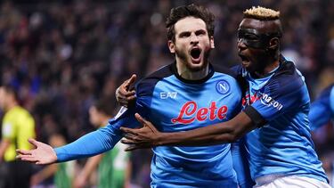 Kvaratskhelia y Osimhen celebran un gol.