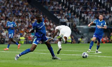 Geoffrey Kondogbia mete la pierna y derriba a Rodrygo dentro del área.