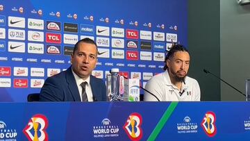 Omar Quintero y Gabriel Girón, coach y jugador de la Selección Mexicana de Basquetbol.