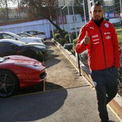 Arturo Vidal luce su nuevo Ferrari de $150 millones