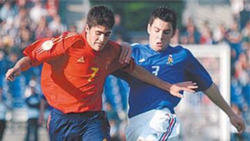 <B>DRAMÁTICO FINAL</B>. España tuvo el dominio del balón, como Carmona en la imagen, pero no bastó.