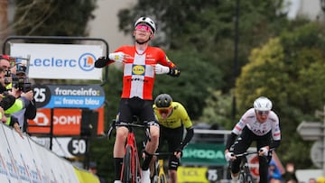 Mattias Skjelmose celebra su victoria por delante de McNulty y Jorgenson.