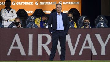 BUENOS AIRES, ARGENTINA - NOVEMBER 20:  Miguel Angel Russo coach of Boca Juniors looks on during a match between Boca Juniors and Lanus as part of Copa Liga Profesional 2020 at Estadio Alberto J. Armando on November 20, 2020 in Buenos Aires, Argentina. (Photo by Marcelo Endelli/Getty Images)